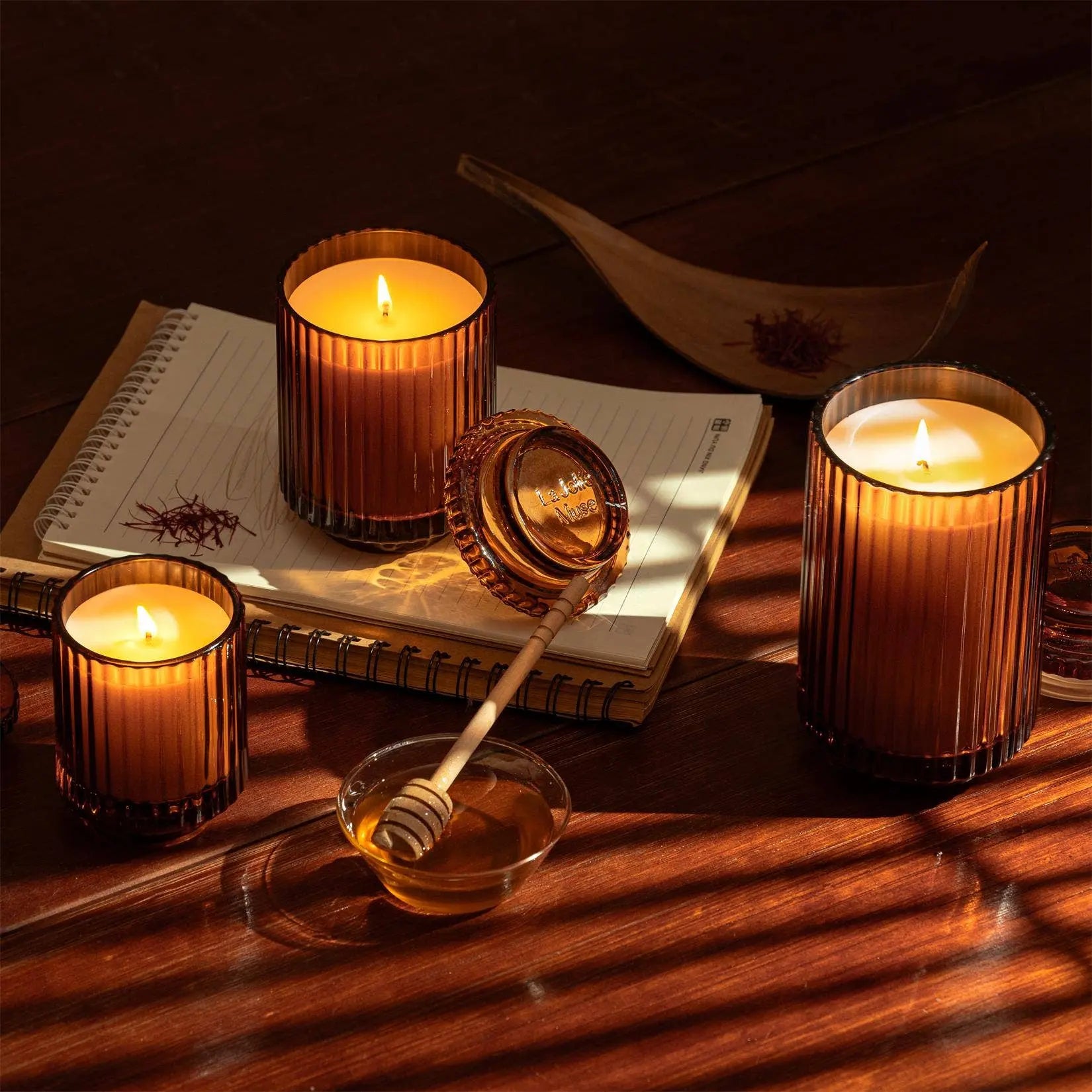 Amélie - Saffron & Oud 7oz Candle Tester La Jolie Muse
